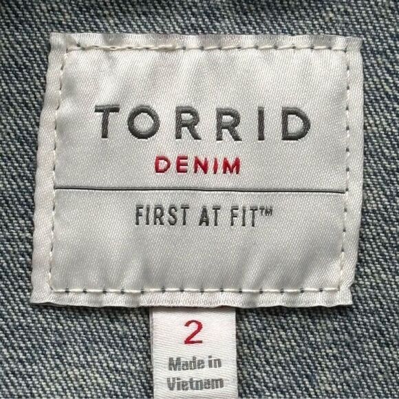 TORRID Jean Jacket Cropped No Collar Womens Size 2 2X  Light Wash Distressed NWT - Picture 2 of 16